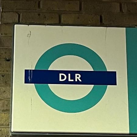 Luxurious Dlr Apartment 런던 외부 사진