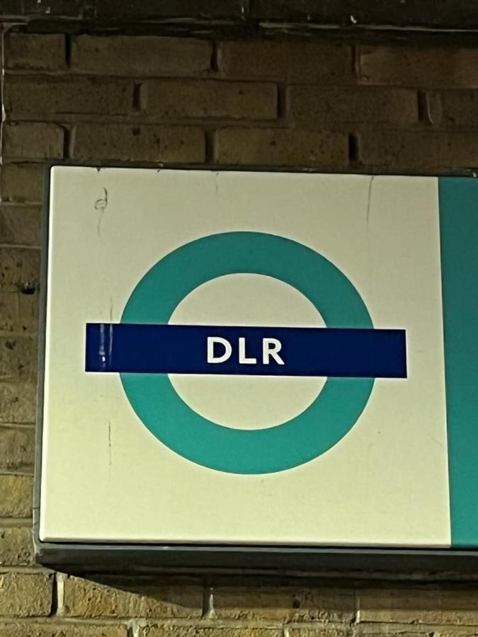 Luxurious Dlr Apartment 런던 외부 사진